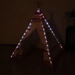 Cort mare cu LEDuri Play Tepee Alb-Rosu Sunny